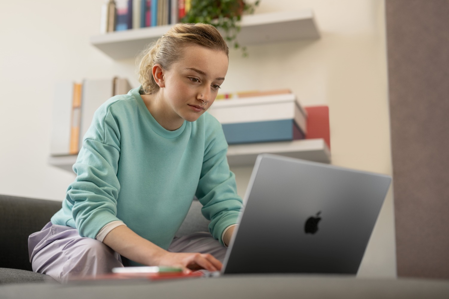 Des élèves participent en classe avec leurs MacBook